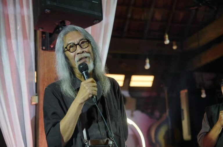 Nama Bimo Wiwohatmo dikenal sebagai koreografer yang memiliki pendekatan berbeda dalam dunia tari.